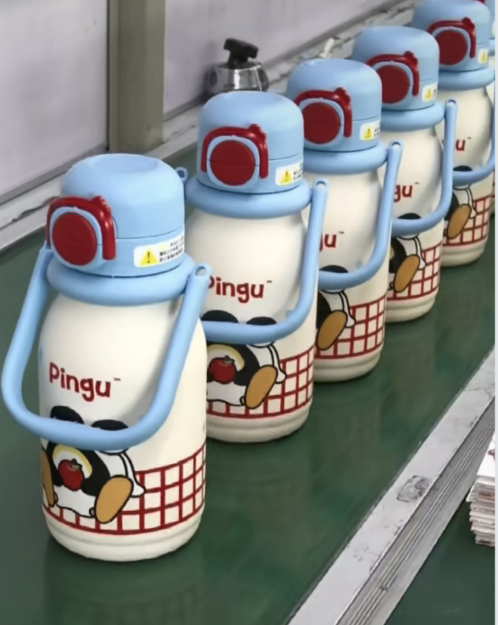 Um einen Thermosbecher zu machen, ist es nicht nur notwendig, ein schönes Aussehen zu haben, sondern auch innen und außen abgerundet zu sein
