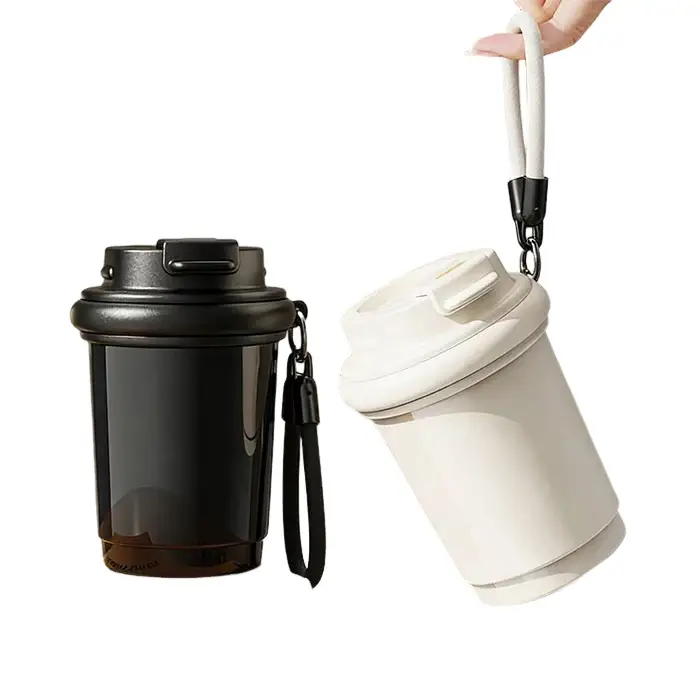 Isolierter Becher hält kalt