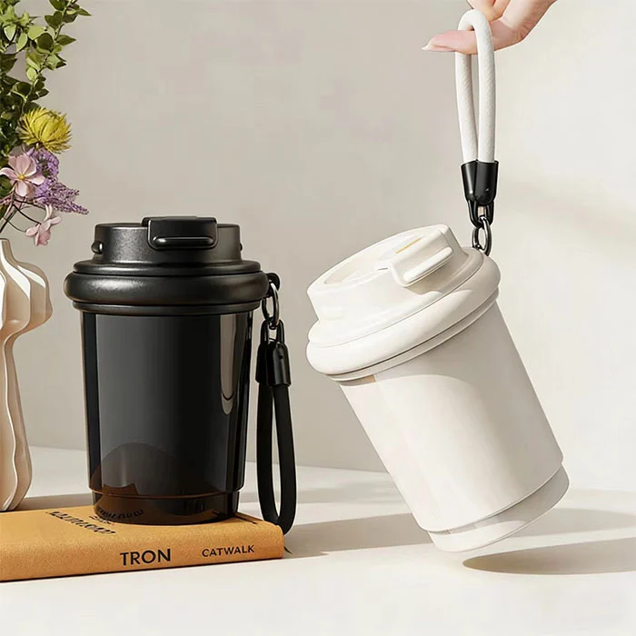 Isolierter Becher hält kalt