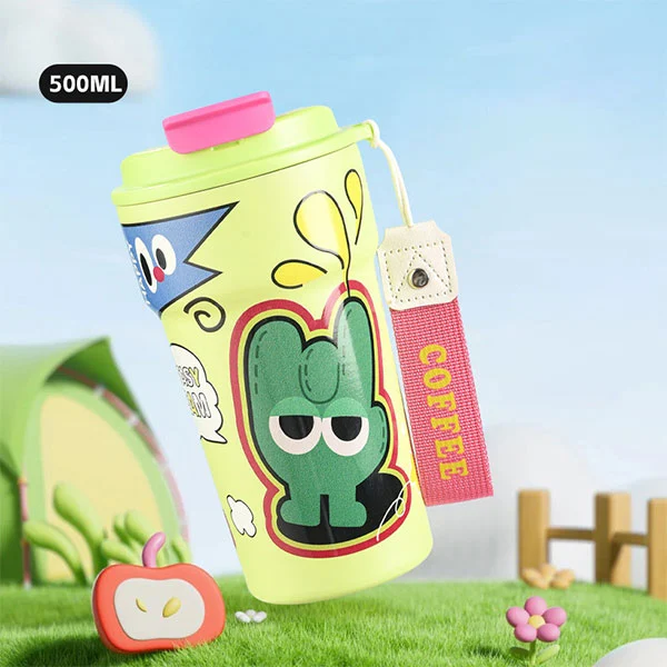 Isoliertes Becher -Wasserflasche mit Stroh